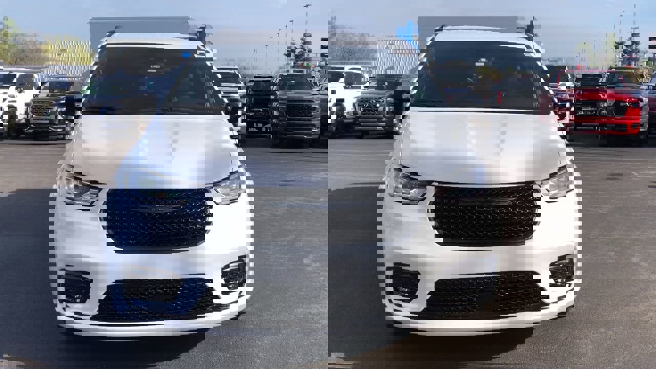 New 2026 Chrysler Pacifica Select image 3