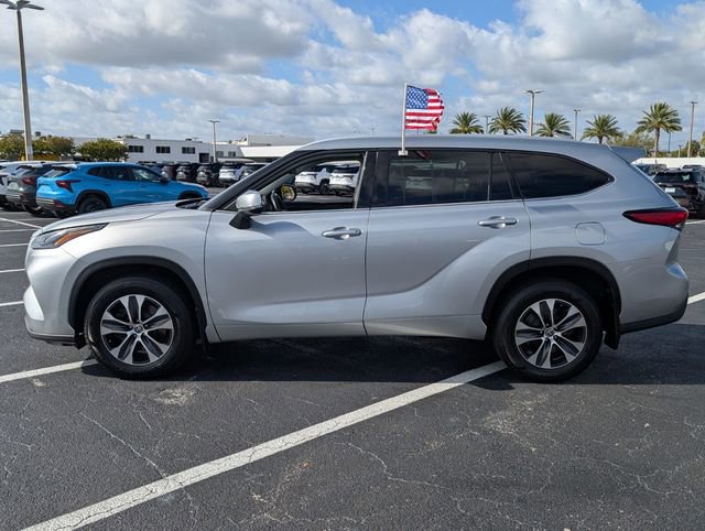 Used 2022 Toyota Highlander XLE image 4