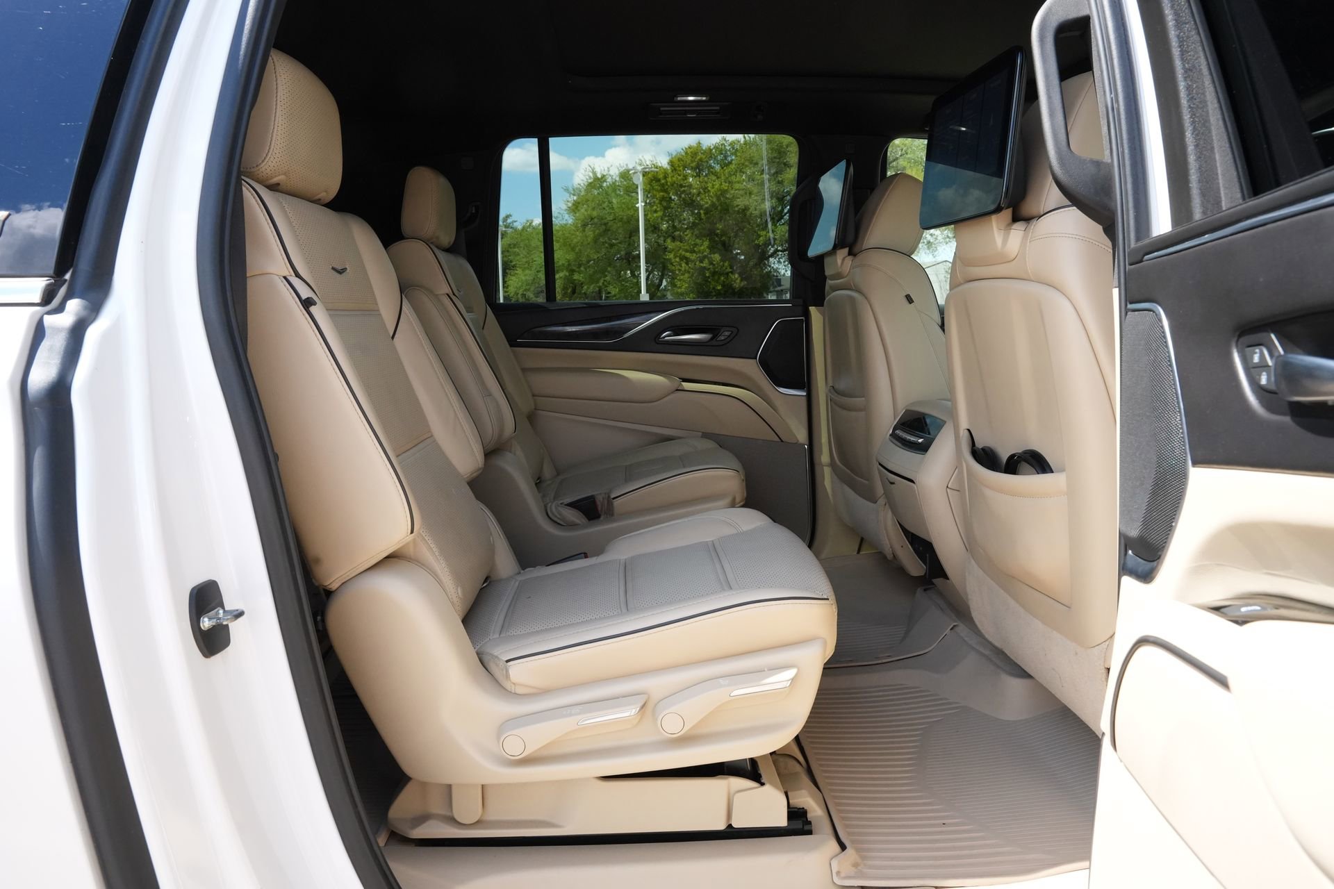 Used 2021 Cadillac Escalade ESV Premium Luxury AWD/4WD image 23