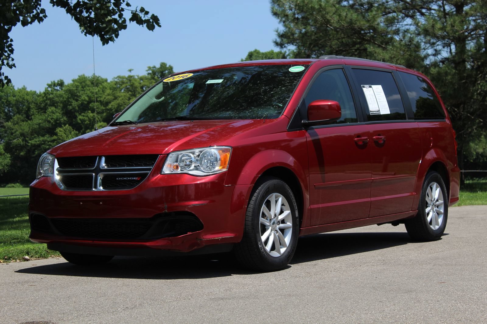 Used 2016 Dodge Grand Caravan SXT w/ UConnect Hands-Free Group FWD image 3