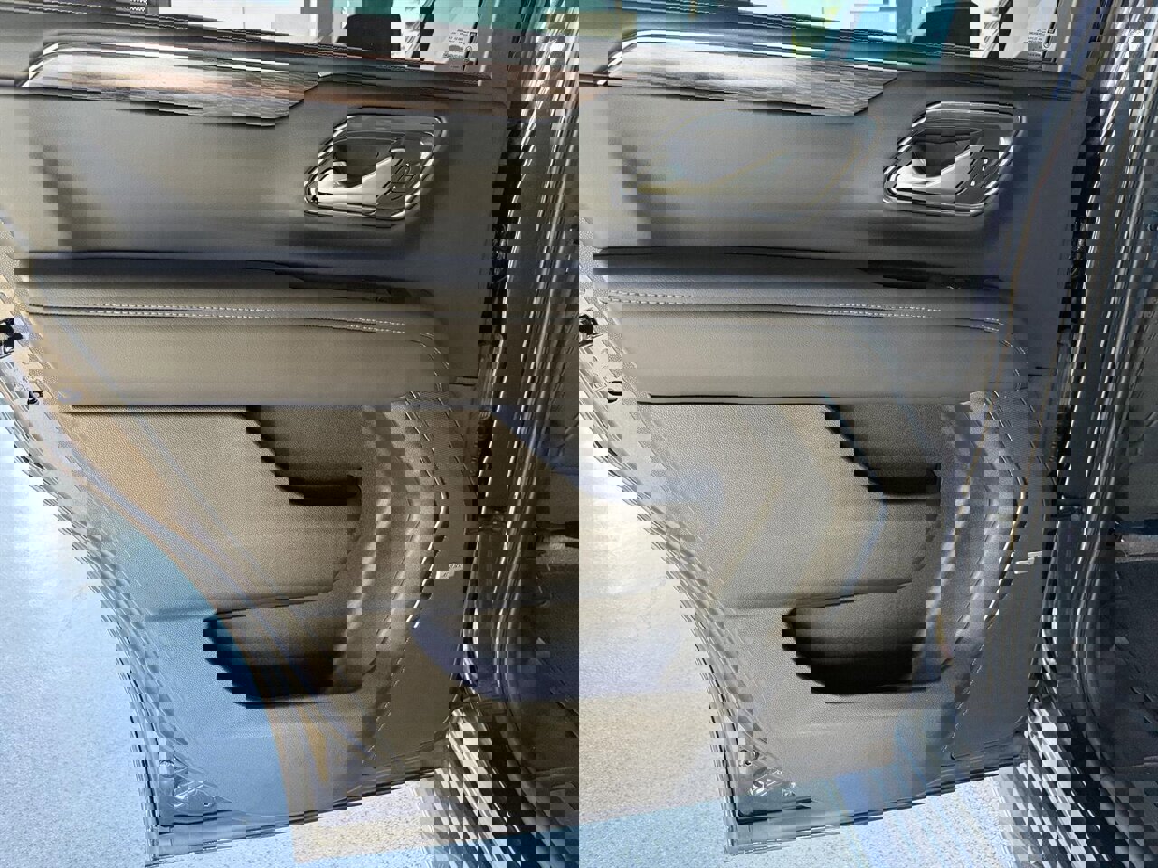 Used 2022 Chevrolet Tahoe LT w/ Luxury Package image 21