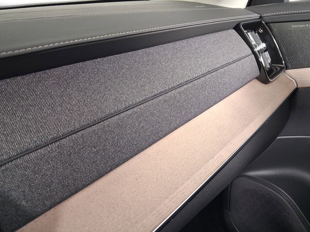 Used 2025 Volvo XC90 B6 Plus w/ Protection Package Premier AWD/4WD image 28