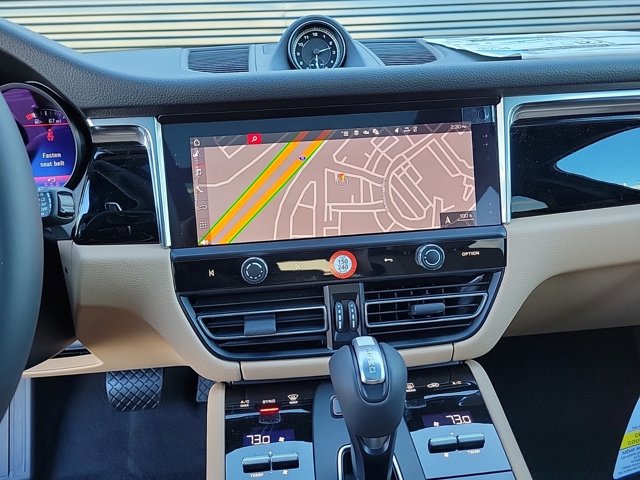 Used 2025 Porsche Macan image 34