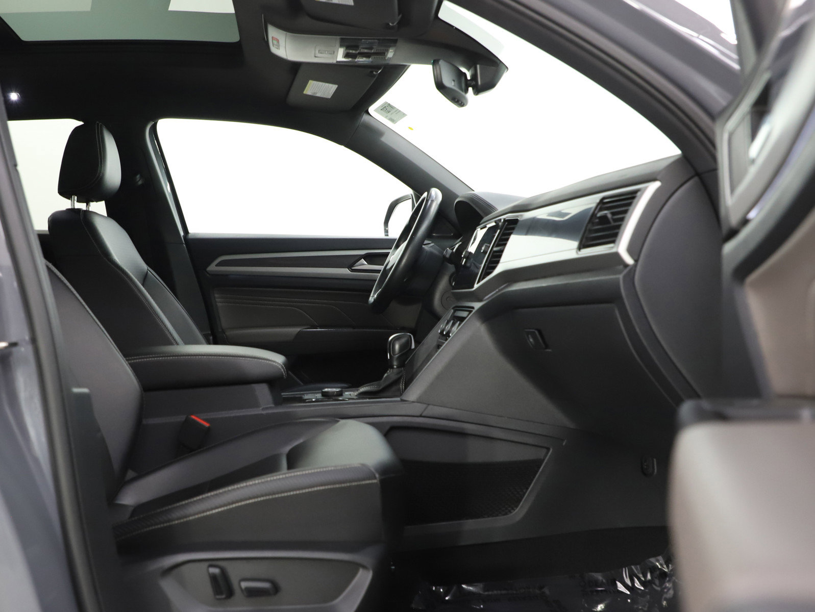 Used 2022 Volkswagen Atlas Cross Sport SEL R-Line image 11