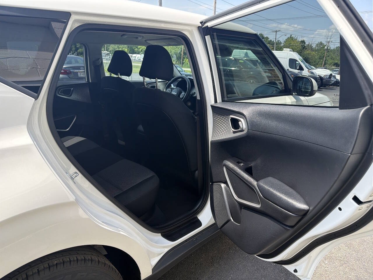 Used 2023 Kia Soul LX w/ LX Technology Package FWD image 10