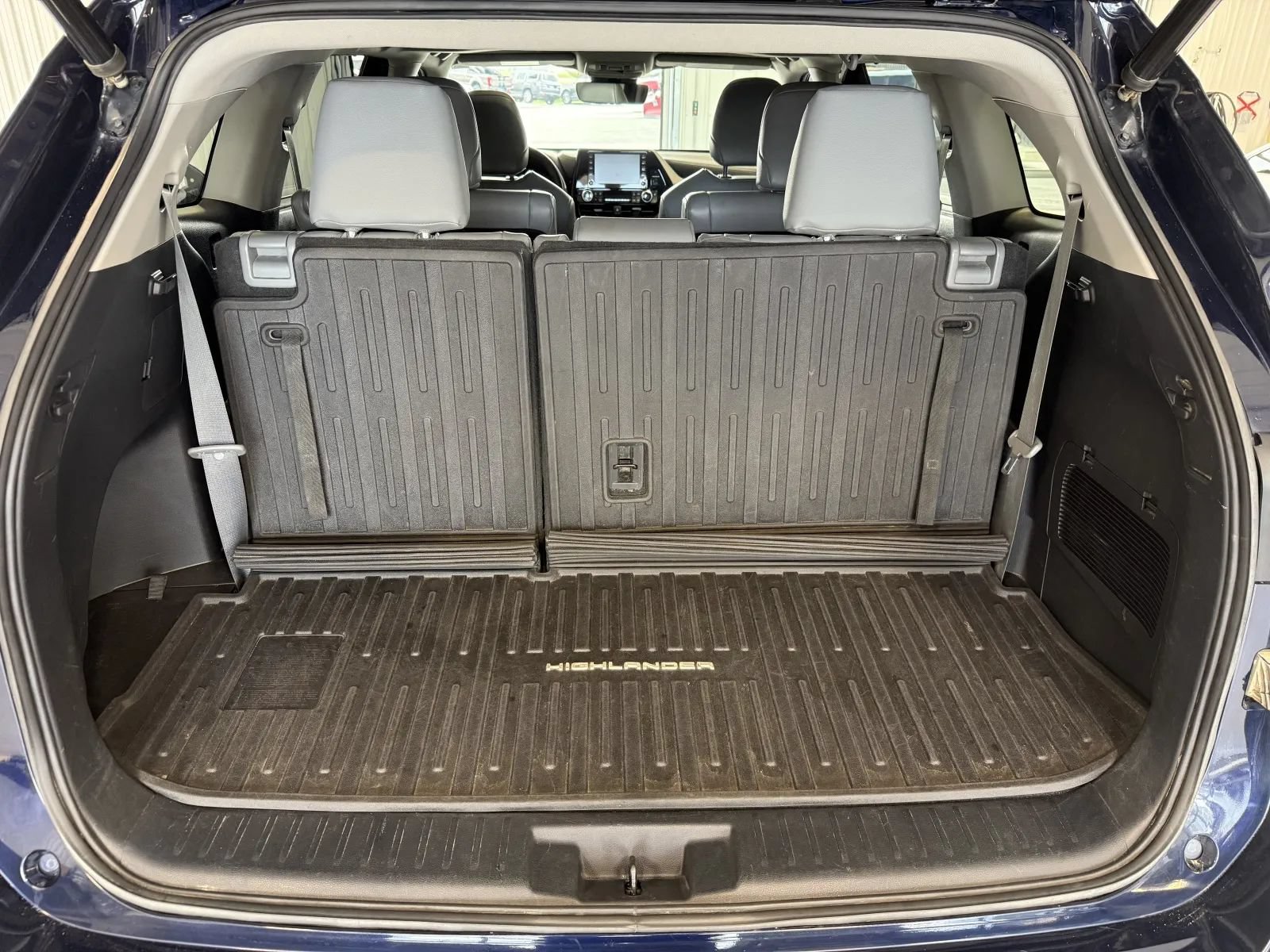 Used 2021 Toyota Highlander XLE AWD/4WD image 18