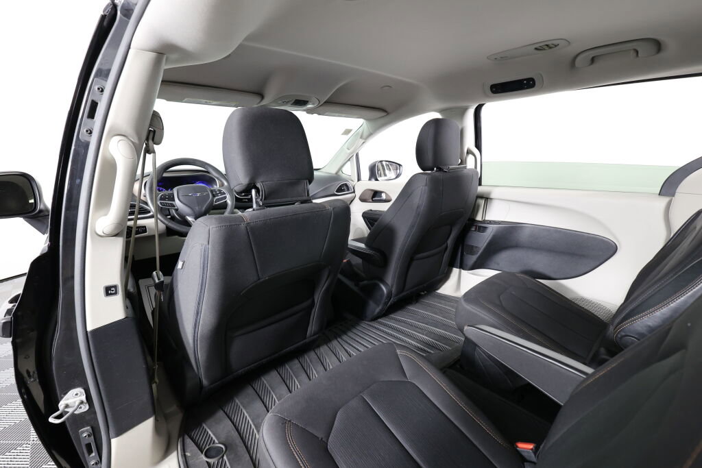 Used 2017 Chrysler Pacifica Touring image 14