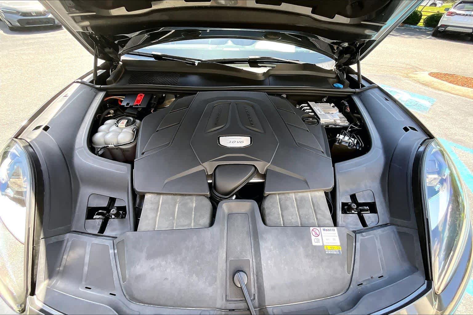 Used 2023 Porsche Cayenne Platinum Edition AWD/4WD image 31