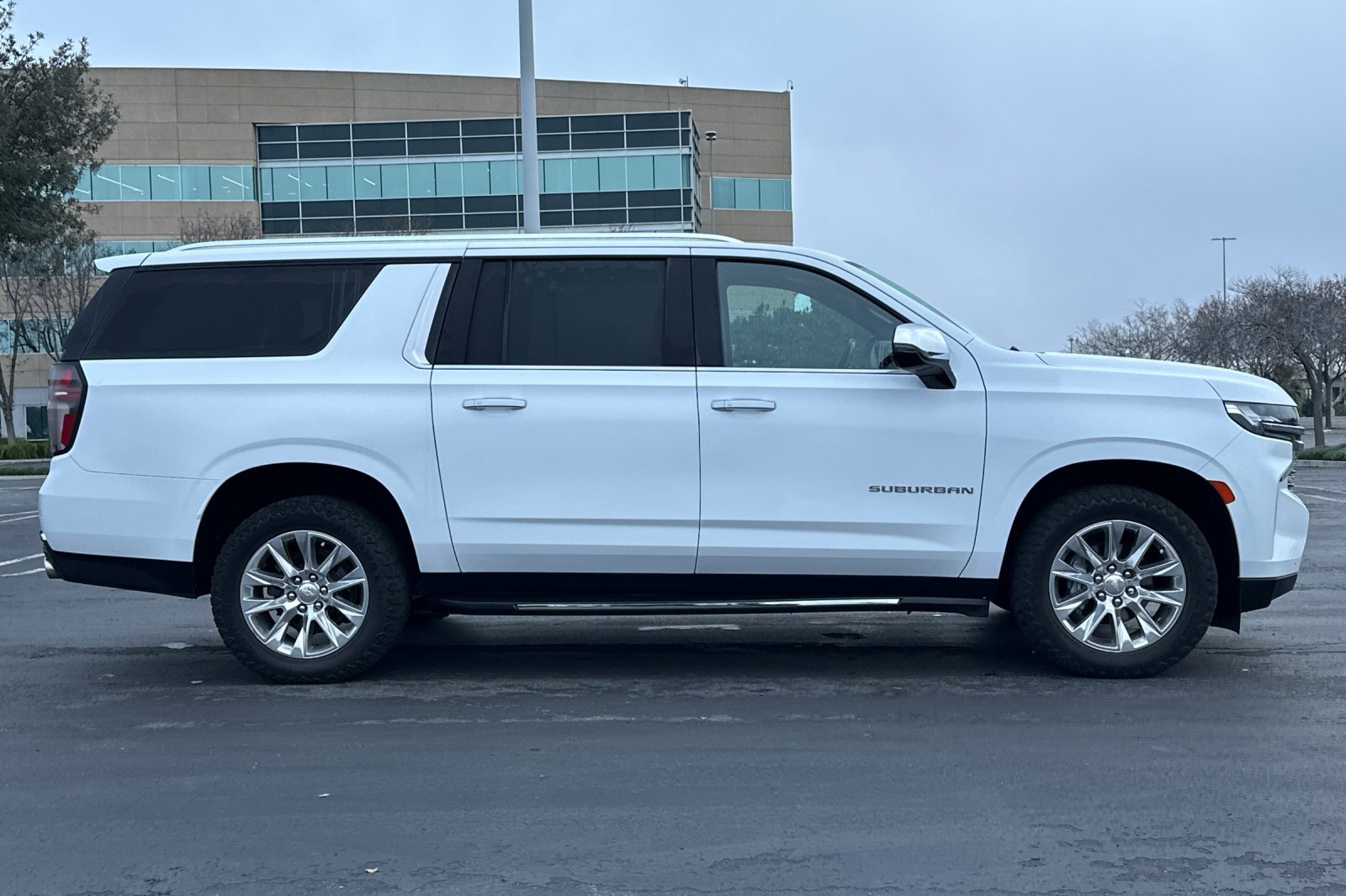 Used 2022 Chevrolet Suburban Premier image 3