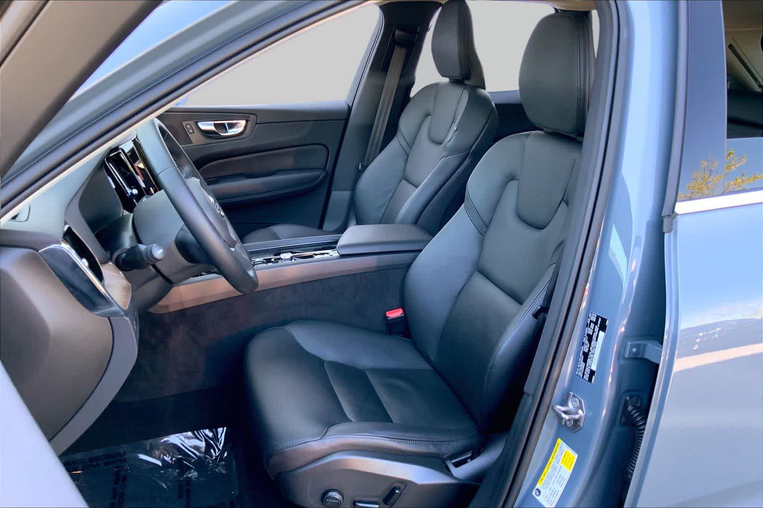 Used 2022 Volvo XC60 B5 Momentum w/ Climate Package AWD/4WD image 8