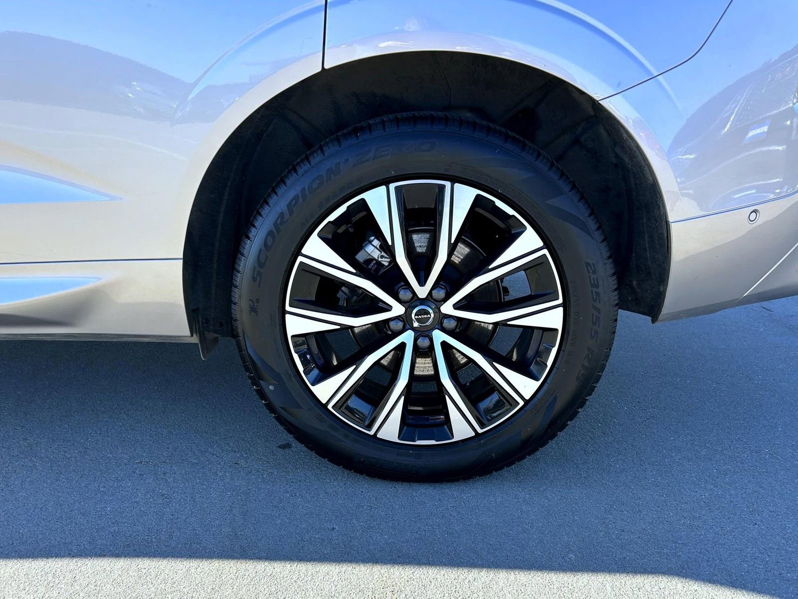 Used 2025 Volvo XC60 B5 Plus image 23