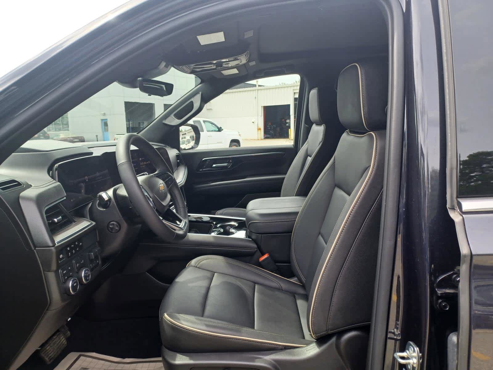 Used 2025 Chevrolet Suburban Premier AWD/4WD image 7
