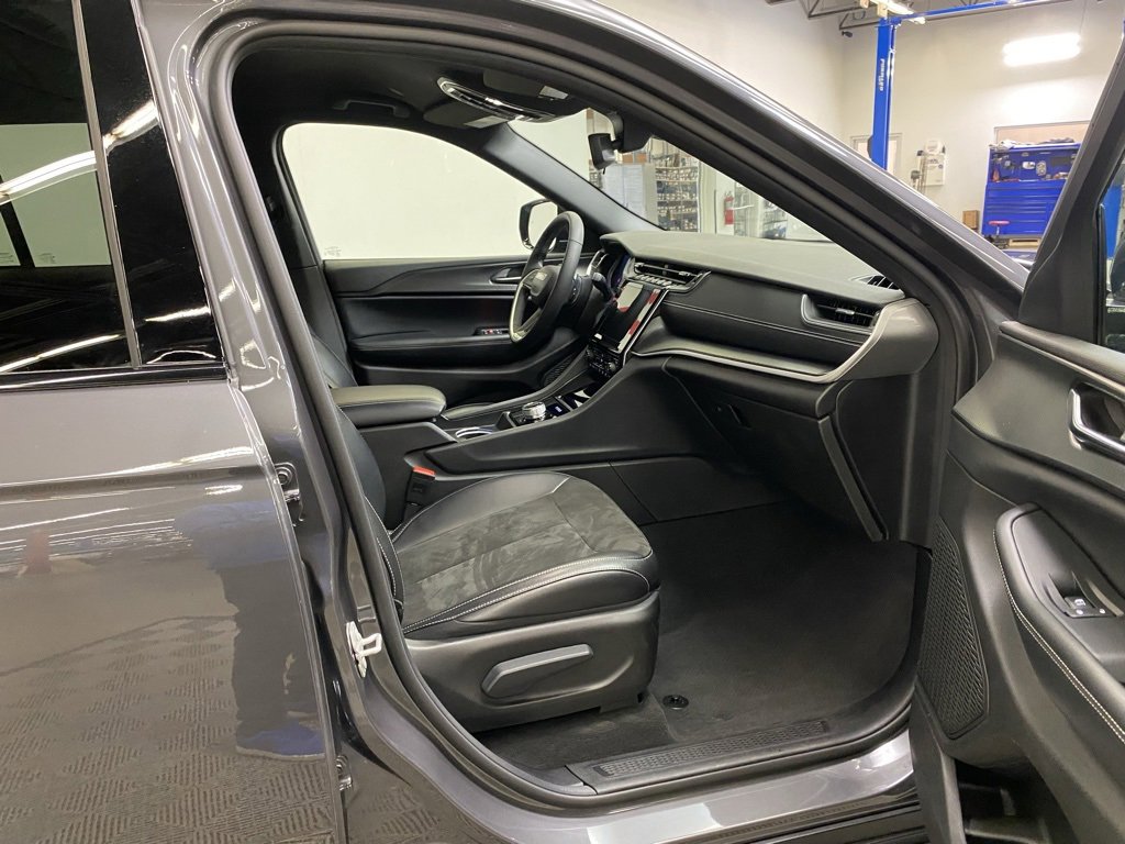 Used 2024 Jeep Grand Cherokee Altitude image 14