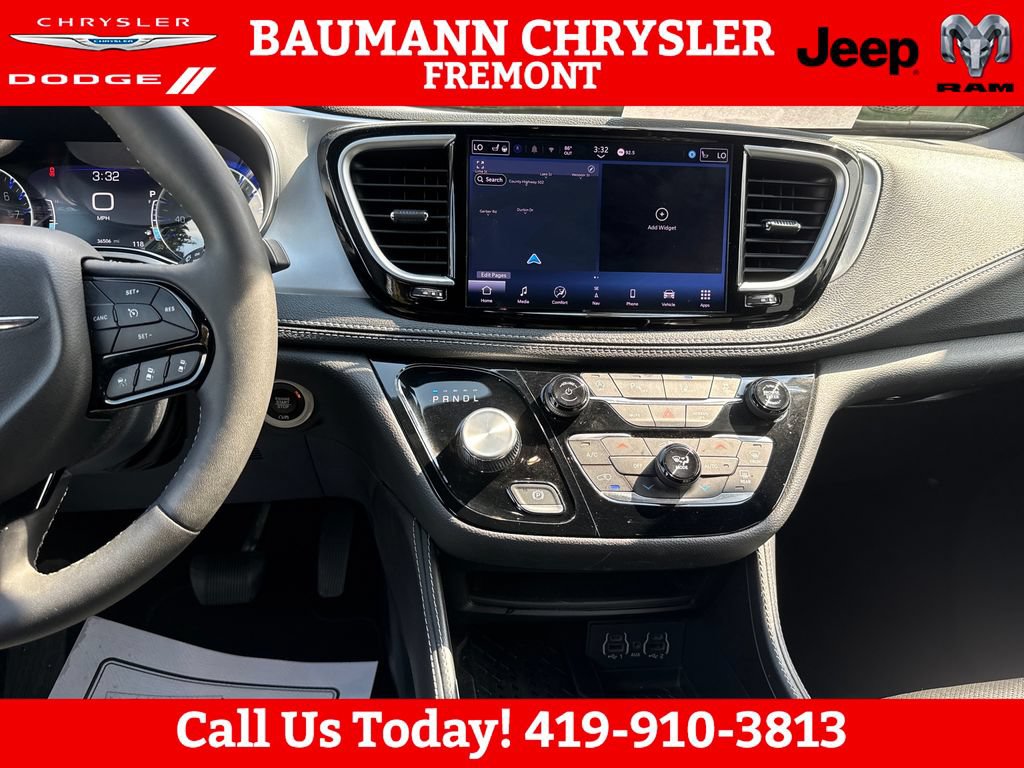 Used 2025 Chrysler Pacifica Limited FWD image 21