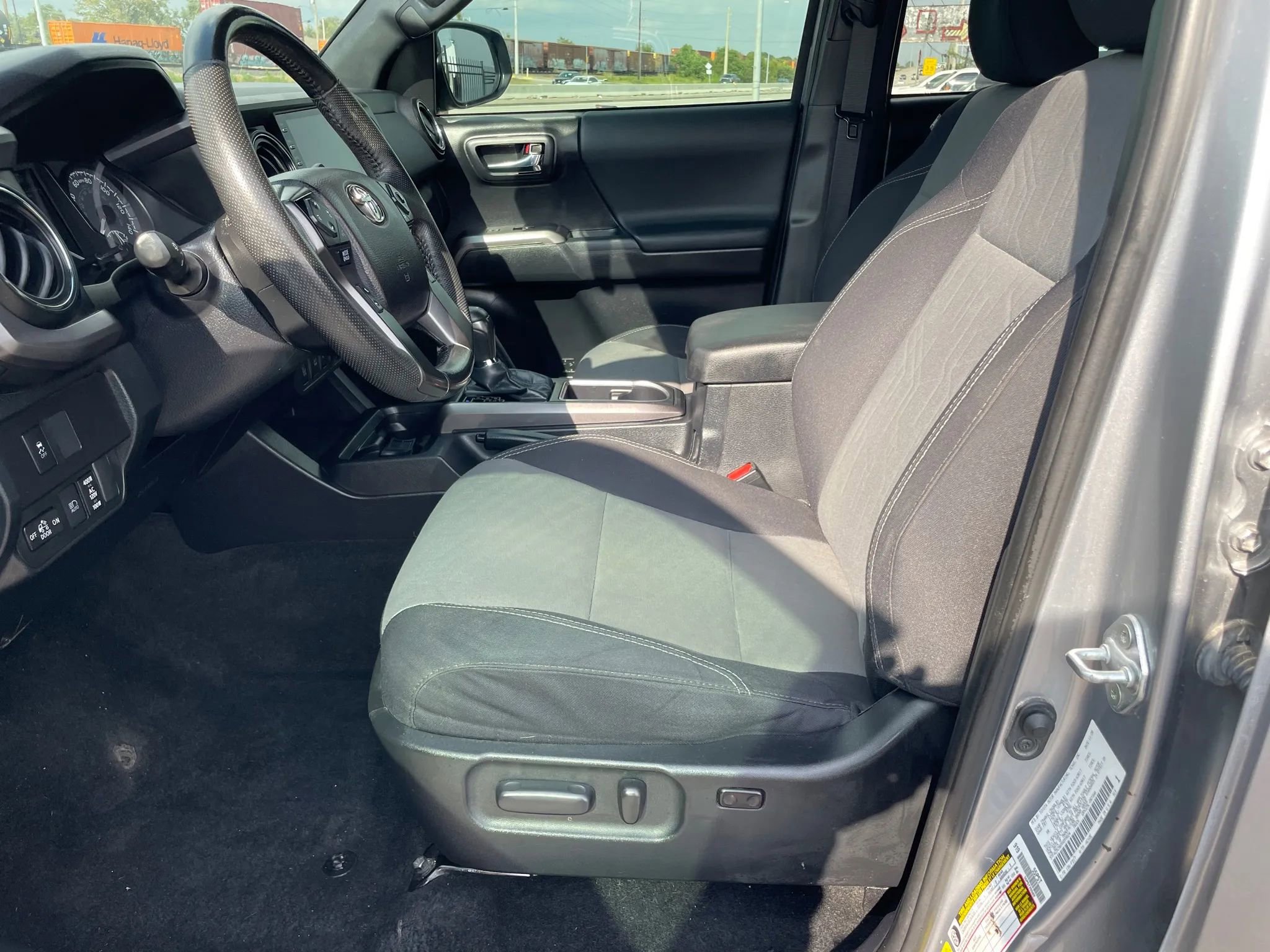 Used 2021 Toyota Tacoma TRD Sport w/ Technology Package image 15
