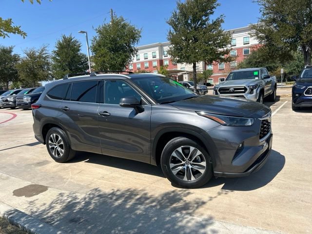 Used 2022 Toyota Highlander XLE FWD video 2