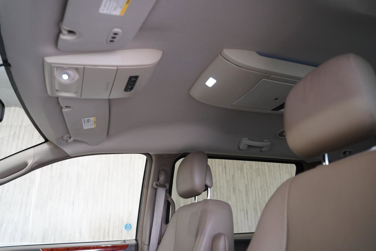 Used 2016 Chrysler Town & Country Touring FWD image 23