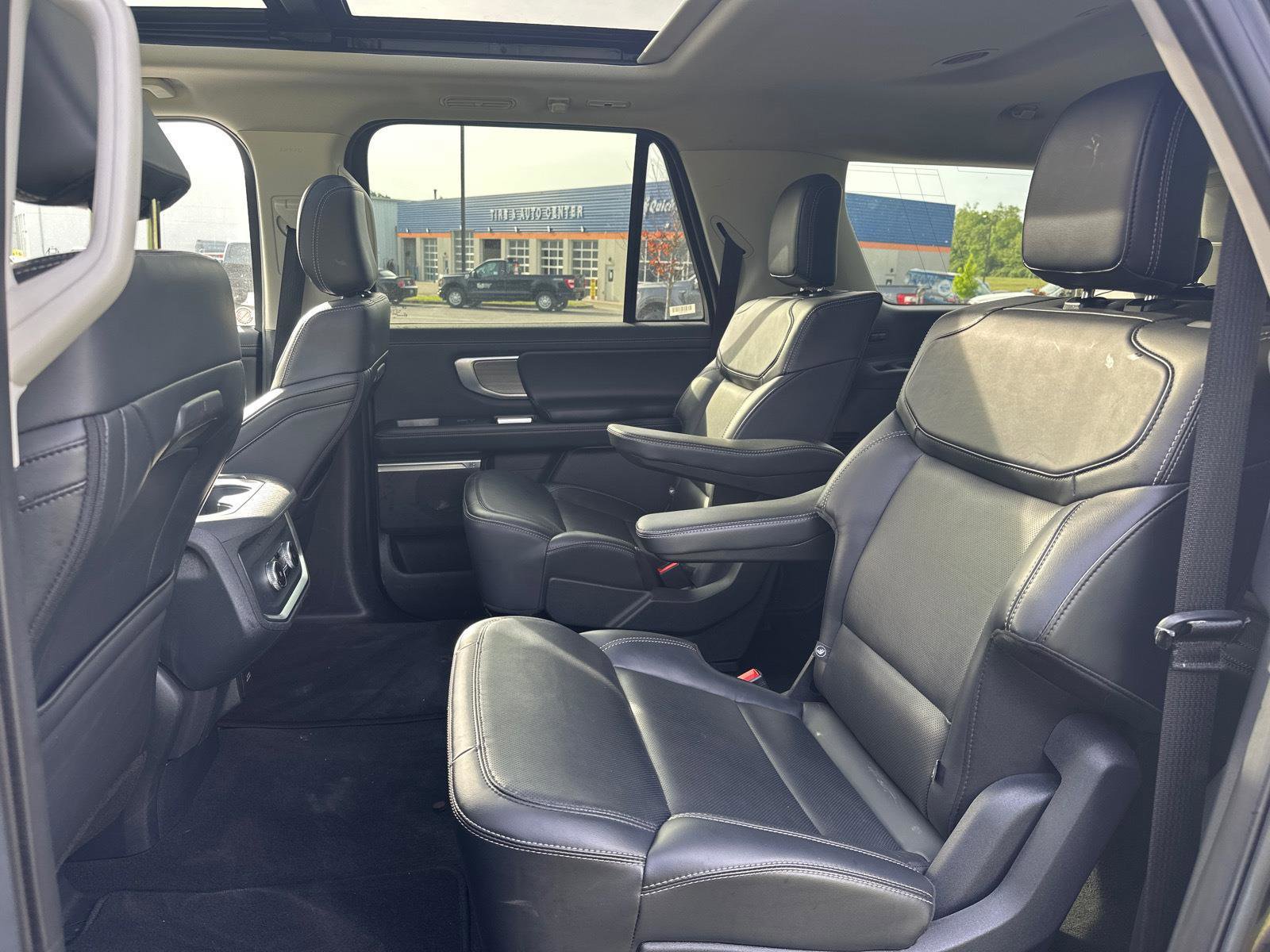 Used 2025 Ford Expedition Max Platinum AWD/4WD image 7