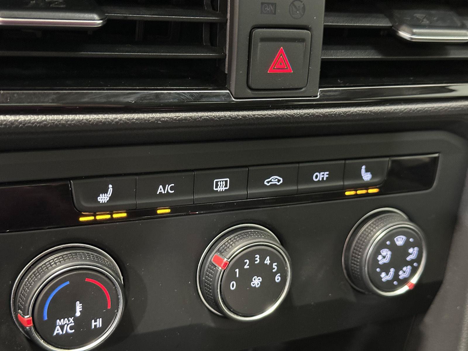 Used 2022 Volkswagen Taos SE w/ Panoramic Sunroof Package FWD image 26