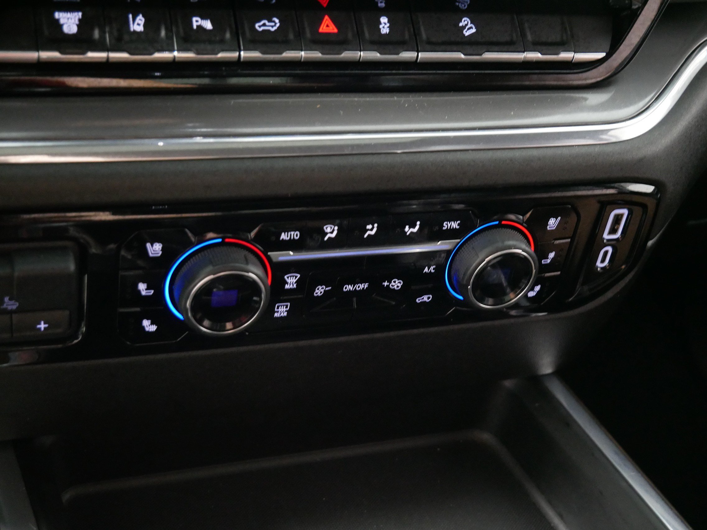 Used 2024 Chevrolet Silverado 2500 High Country w/ High Country Premium Package AWD/4WD image 23