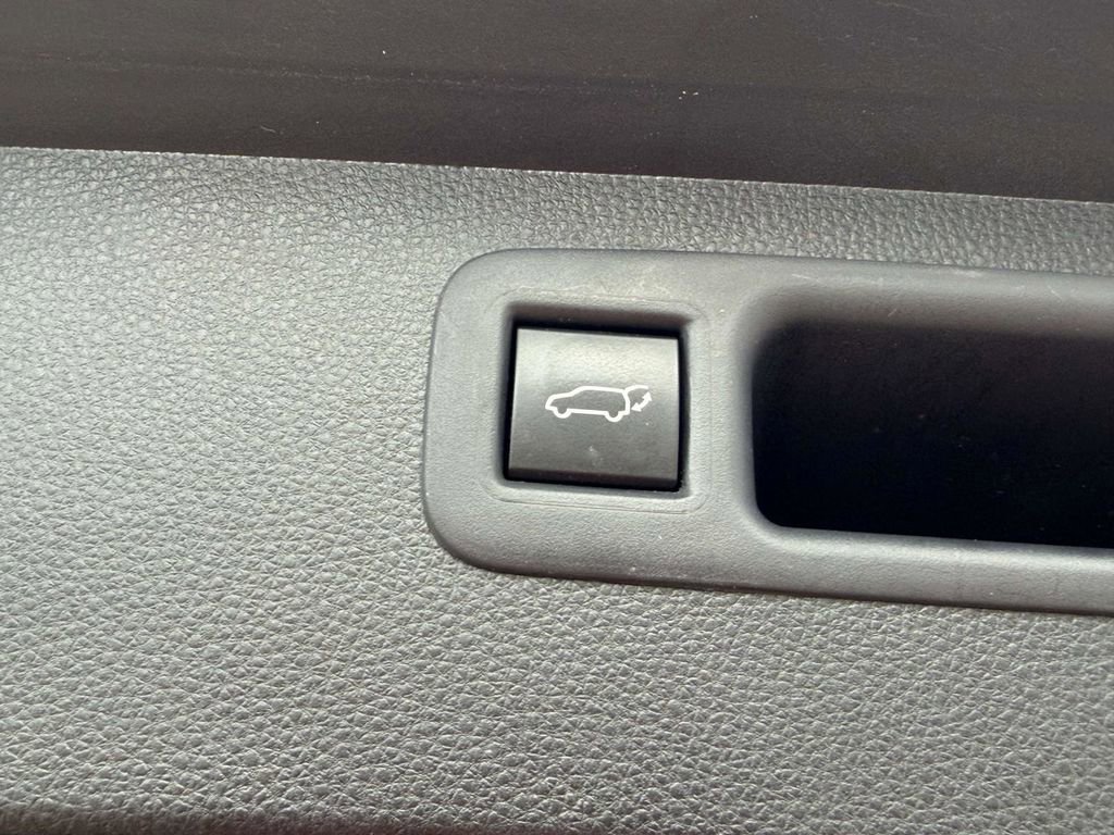 Used 2022 Toyota Highlander XLE AWD/4WD image 12