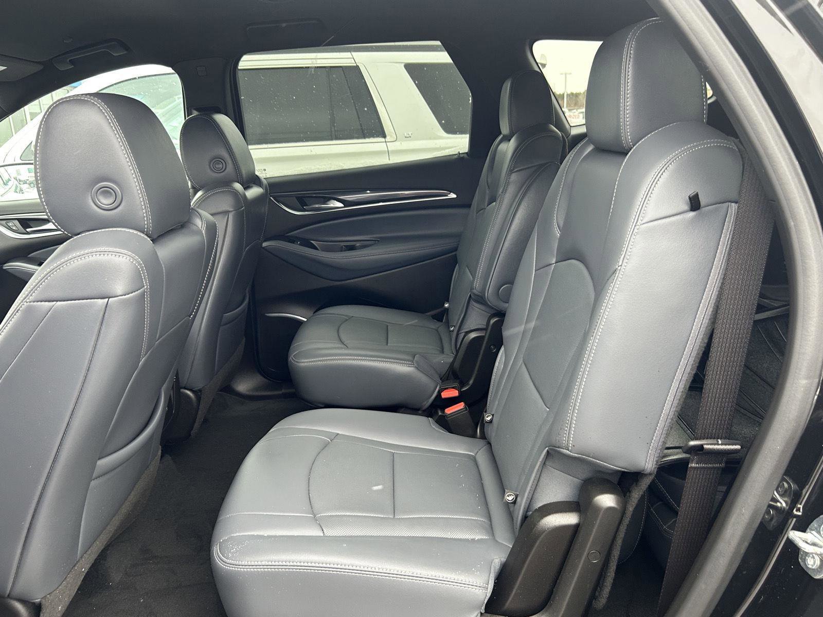 Used 2022 Buick Enclave Essence image 6