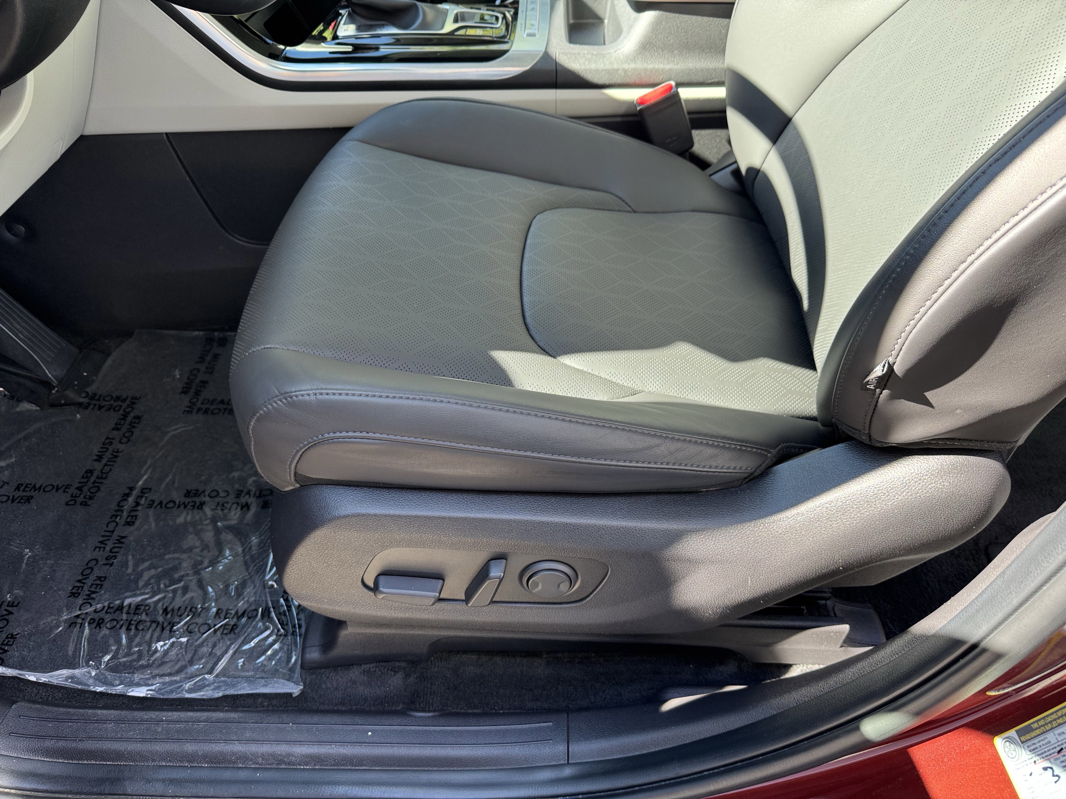 Used 2024 Kia Carnival EX image 19