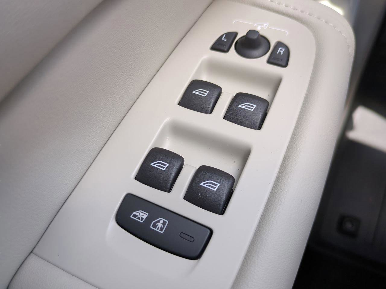 New 2026 Volvo XC60 B5 Ultra w/ Climate Package image 24