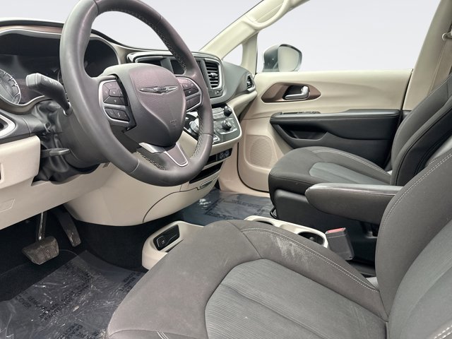 Used 2023 Chrysler Voyager LX image 10