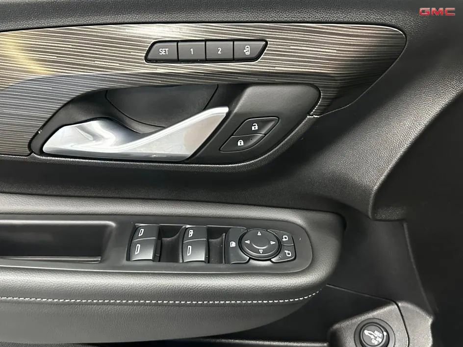 Used 2024 GMC Terrain SLT image 25