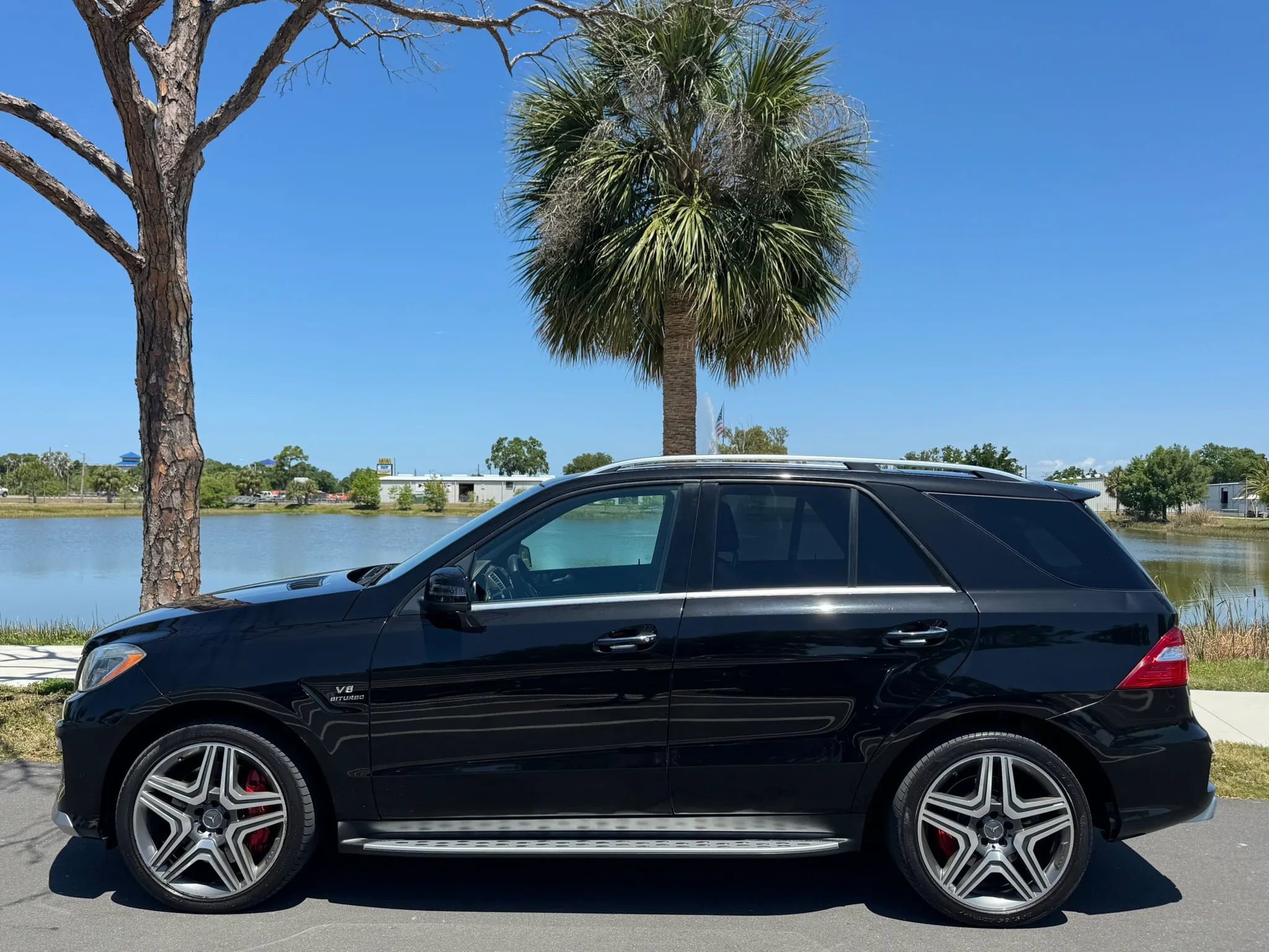 Used 2012 Mercedes-Benz ML 63 AMG 4MATIC w/ AMG Performance Pkg image 4