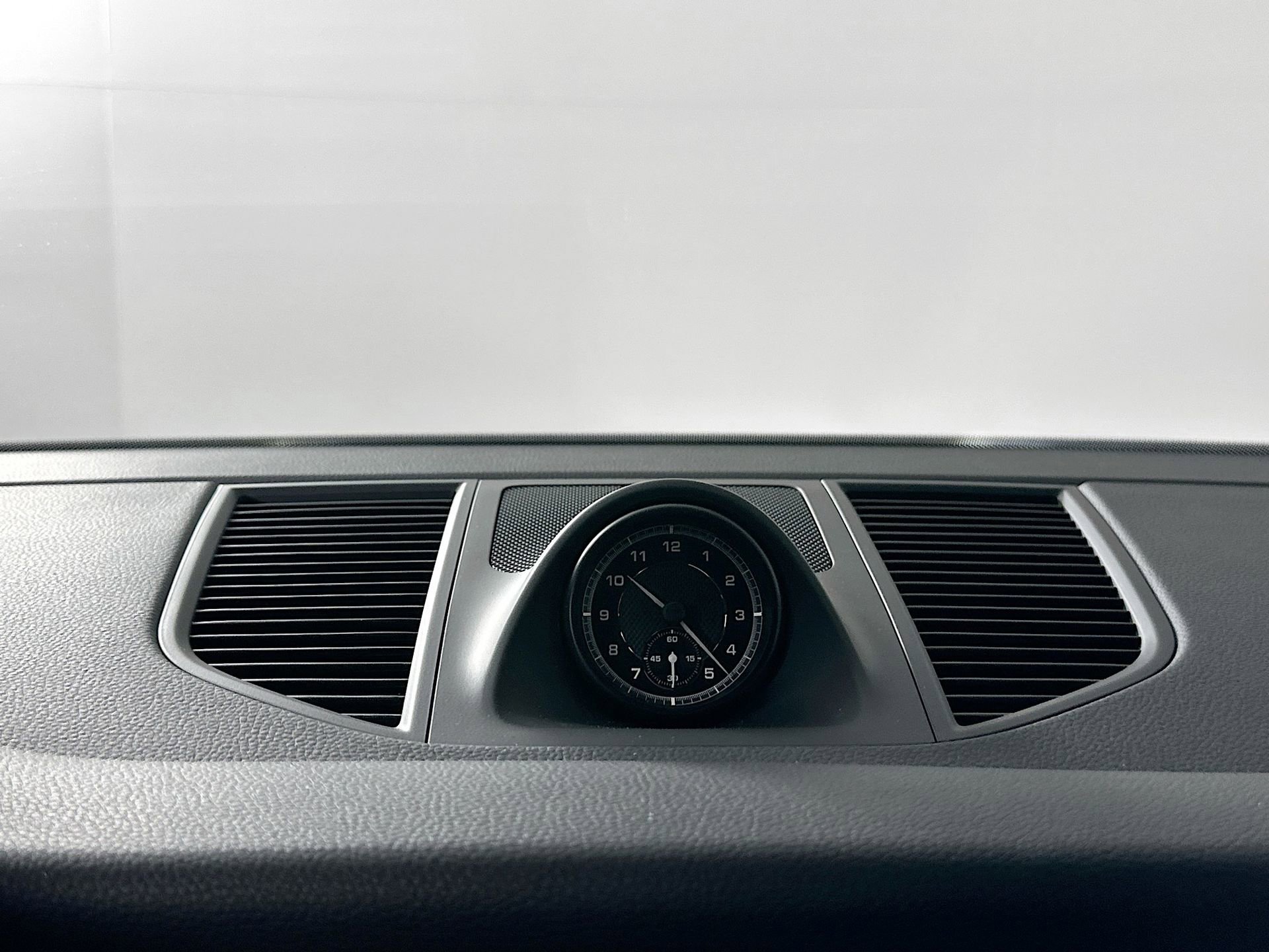 Certified 2025 Porsche Macan image 24