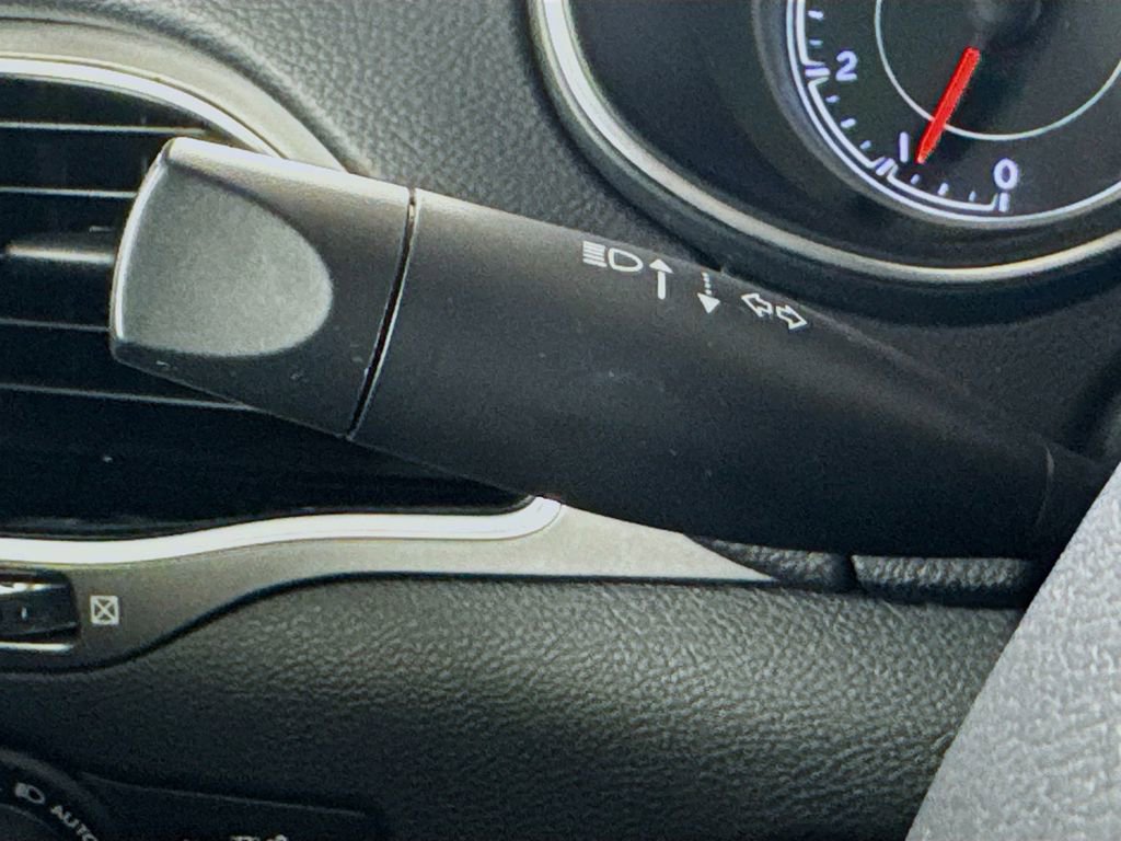 Used 2019 Jeep Cherokee Limited FWD image 8