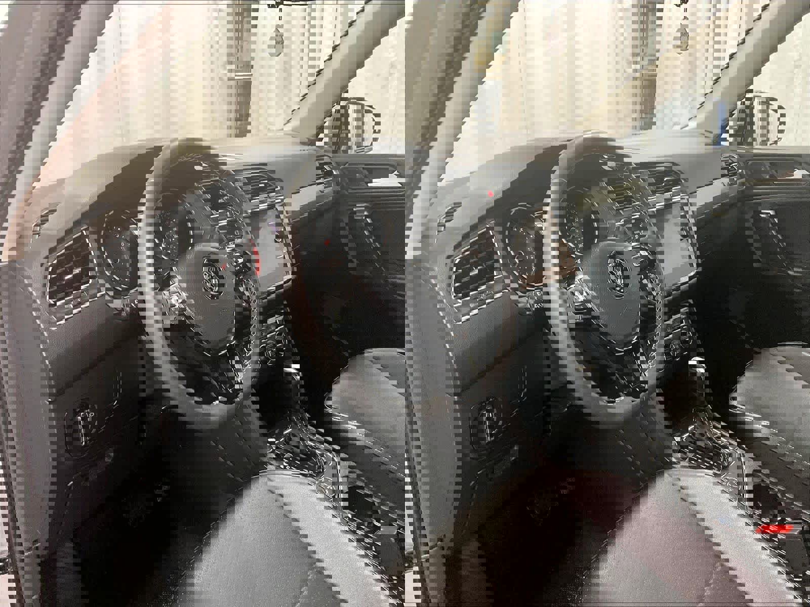 Used 2021 Volkswagen Tiguan SE image 8