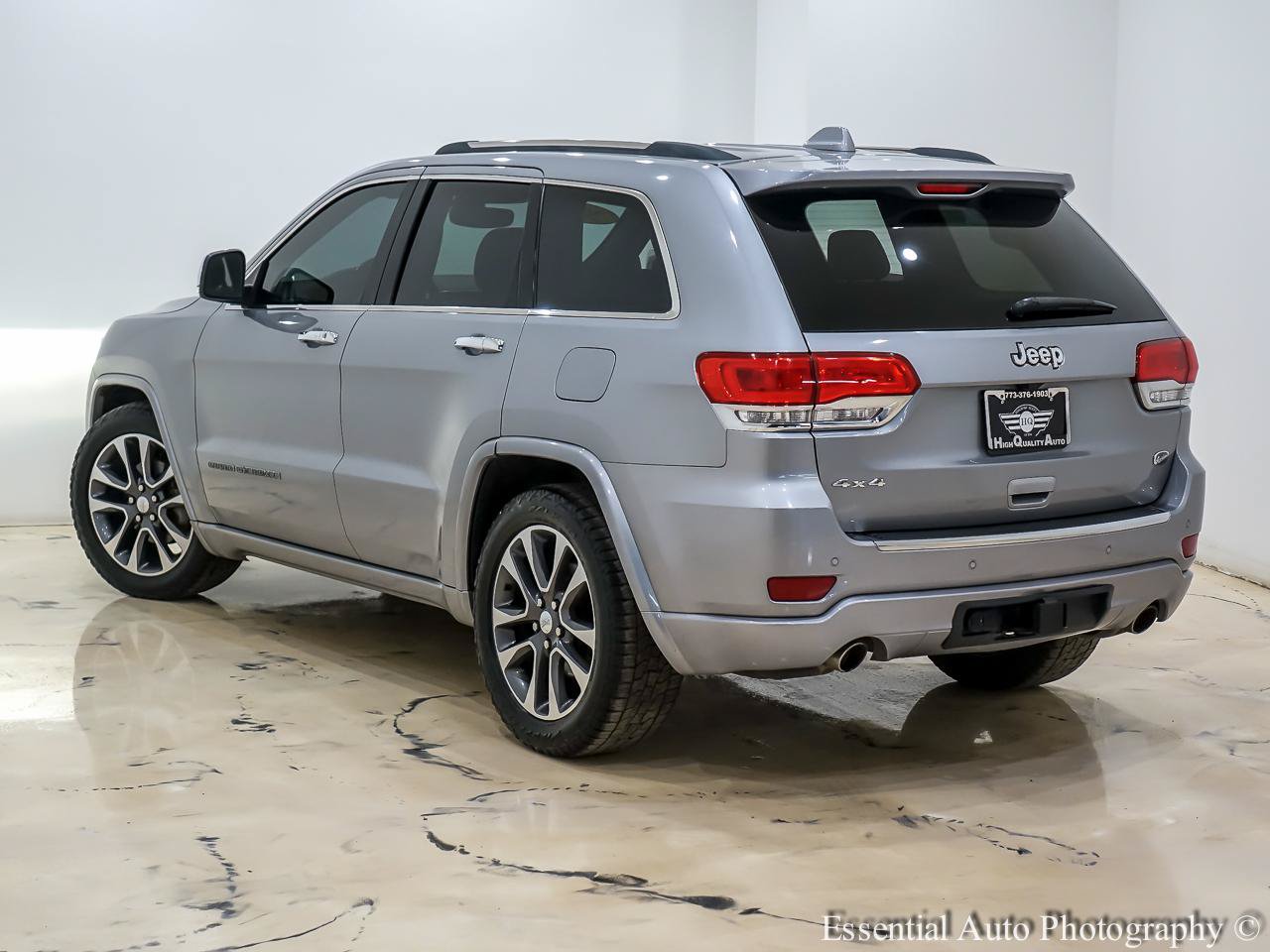 Used 2018 Jeep Grand Cherokee Overland AWD/4WD image 10
