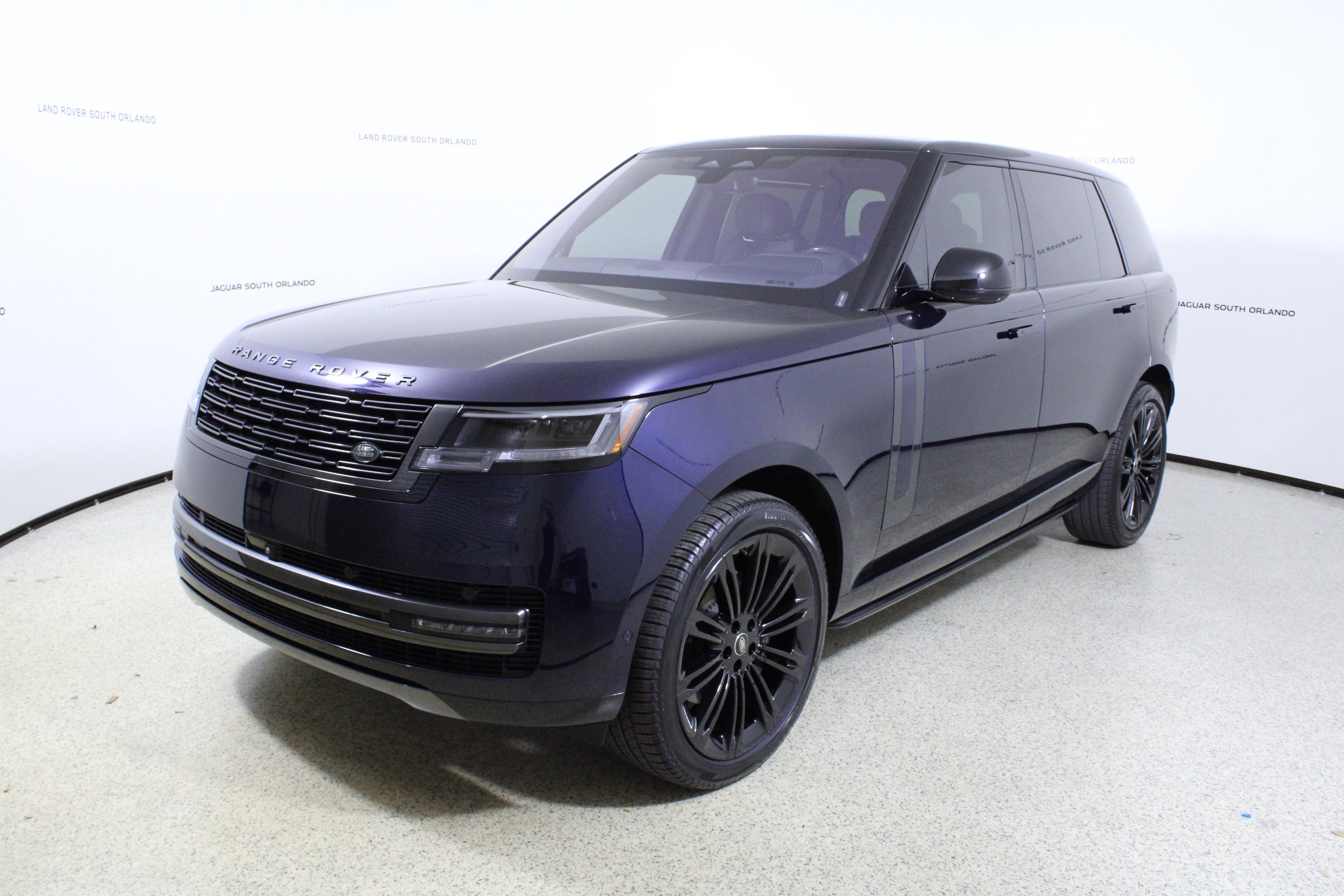 Used 2023 Land Rover Range Rover Long Wheelbase SE image 4