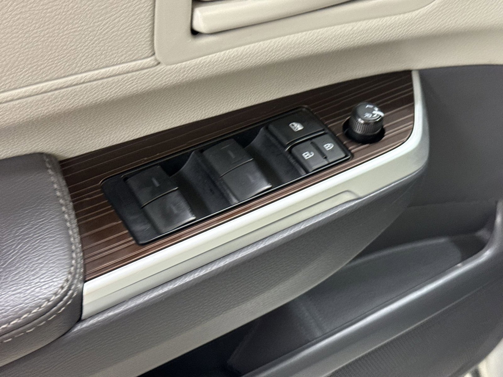Used 2024 Toyota Sienna LE FWD image 27