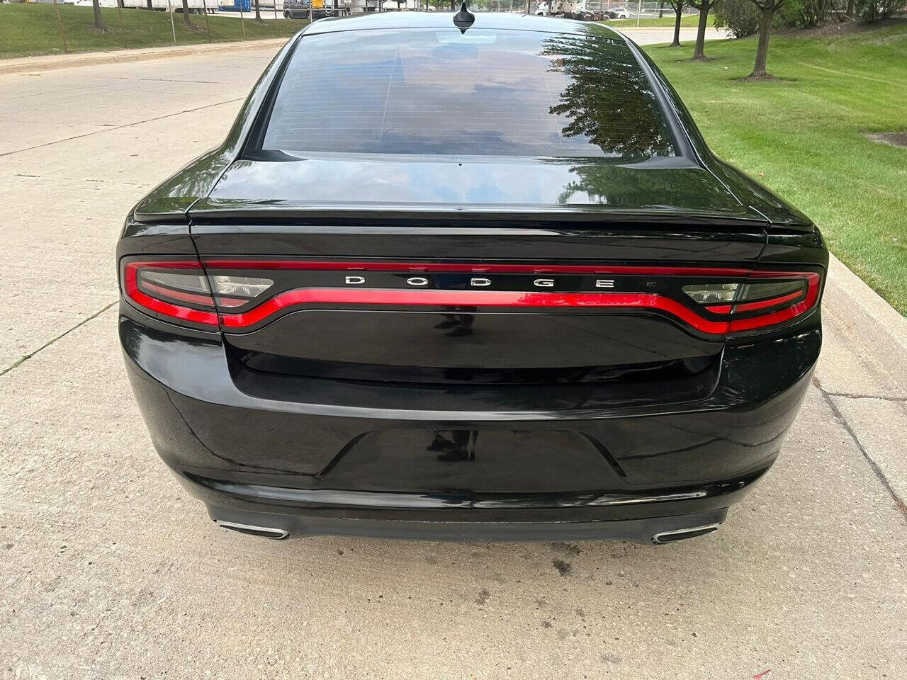 Used 2015 Dodge Charger SXT RWD image 5