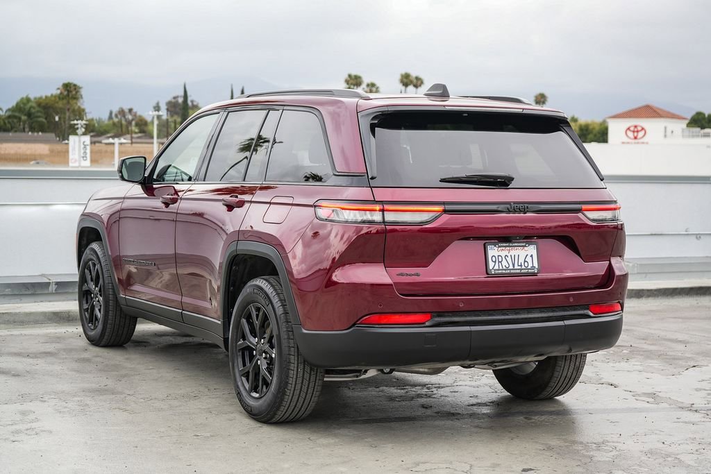 Used 2025 Jeep Grand Cherokee Altitude AWD/4WD image 9