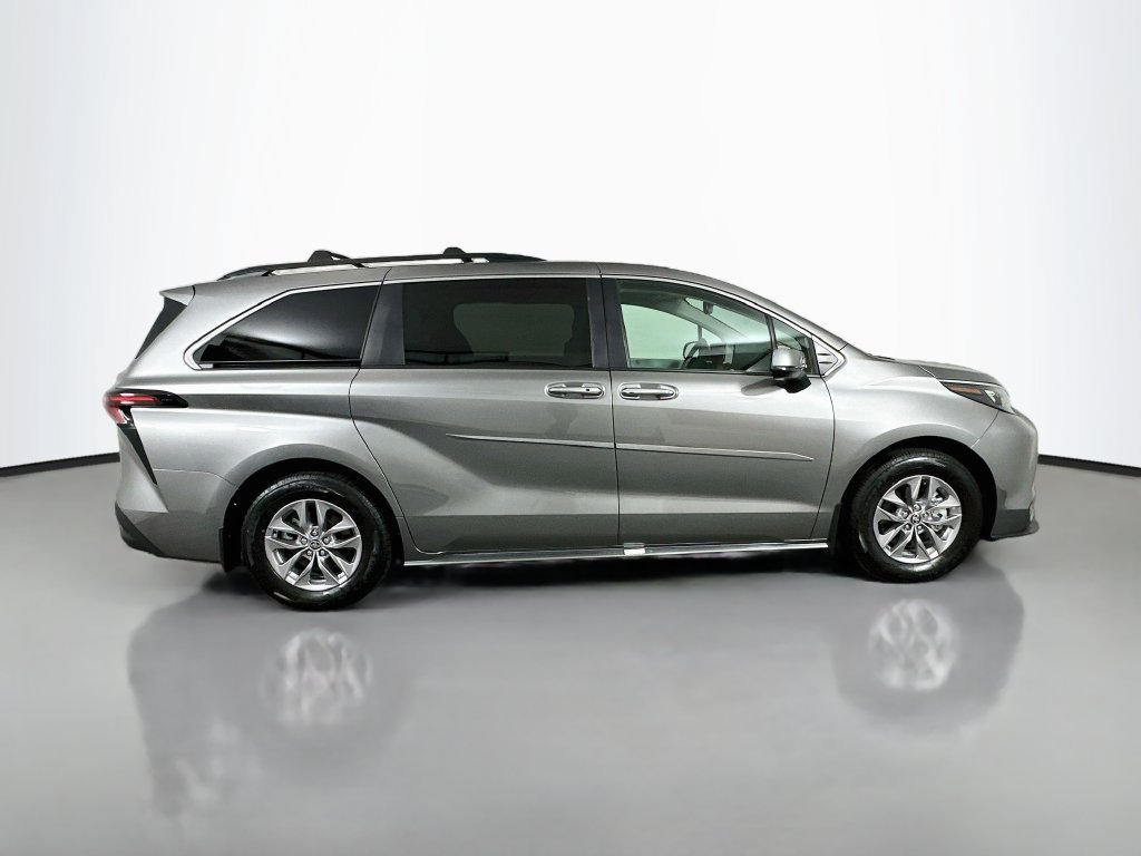 Used 2026 Toyota Sienna XLE FWD image 4