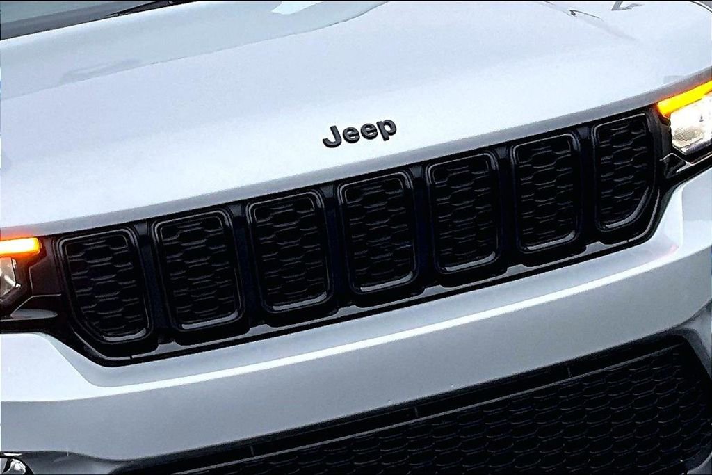 Used 2025 Jeep Grand Cherokee Limited w/ Black Appearance Package image 28