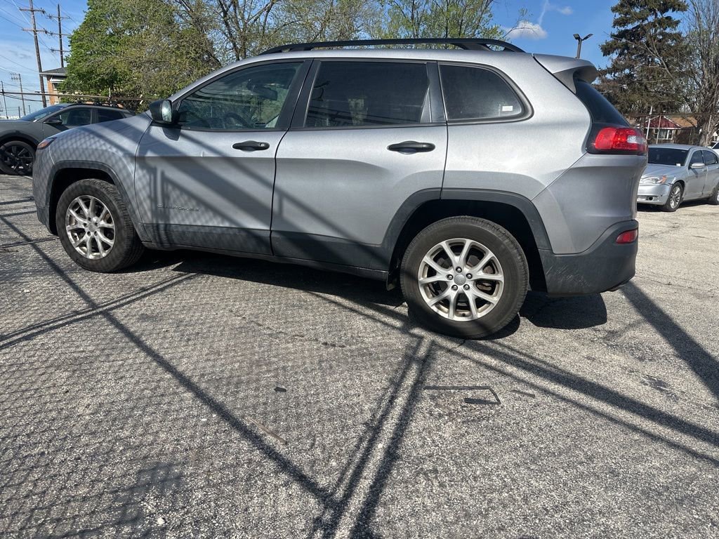 Used 2016 Jeep Cherokee Sport FWD image 2