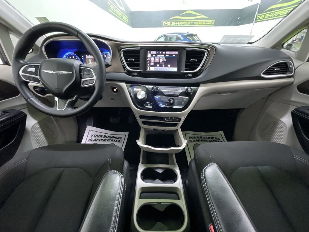 Used 2022 Chrysler Voyager LX image 17