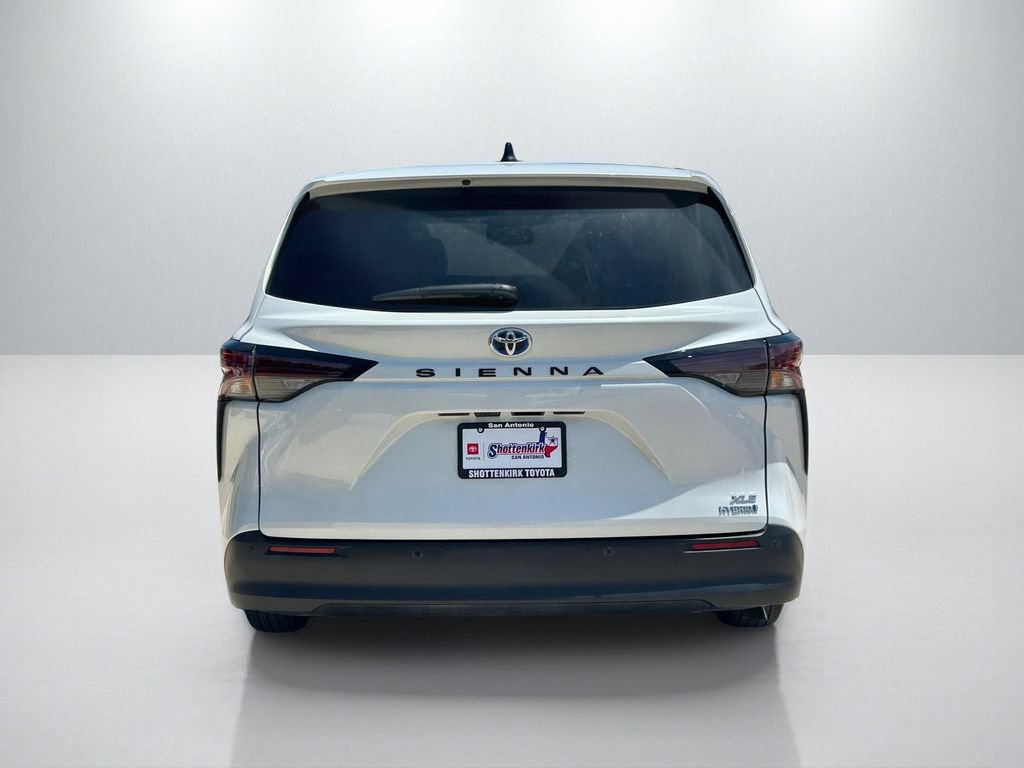 Used 2023 Toyota Sienna XLE FWD image 6