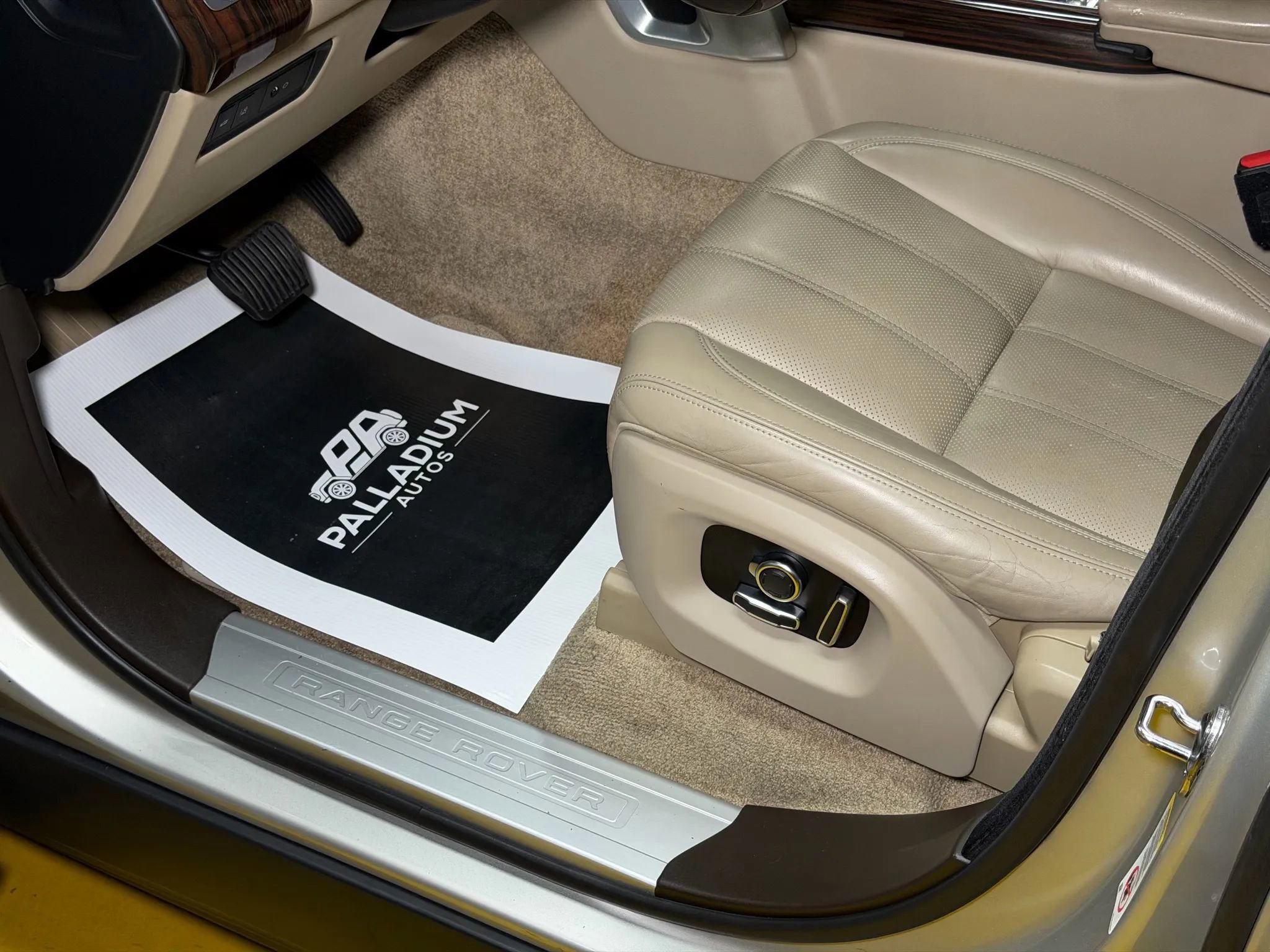 Used 2016 Land Rover Range Rover HSE image 41