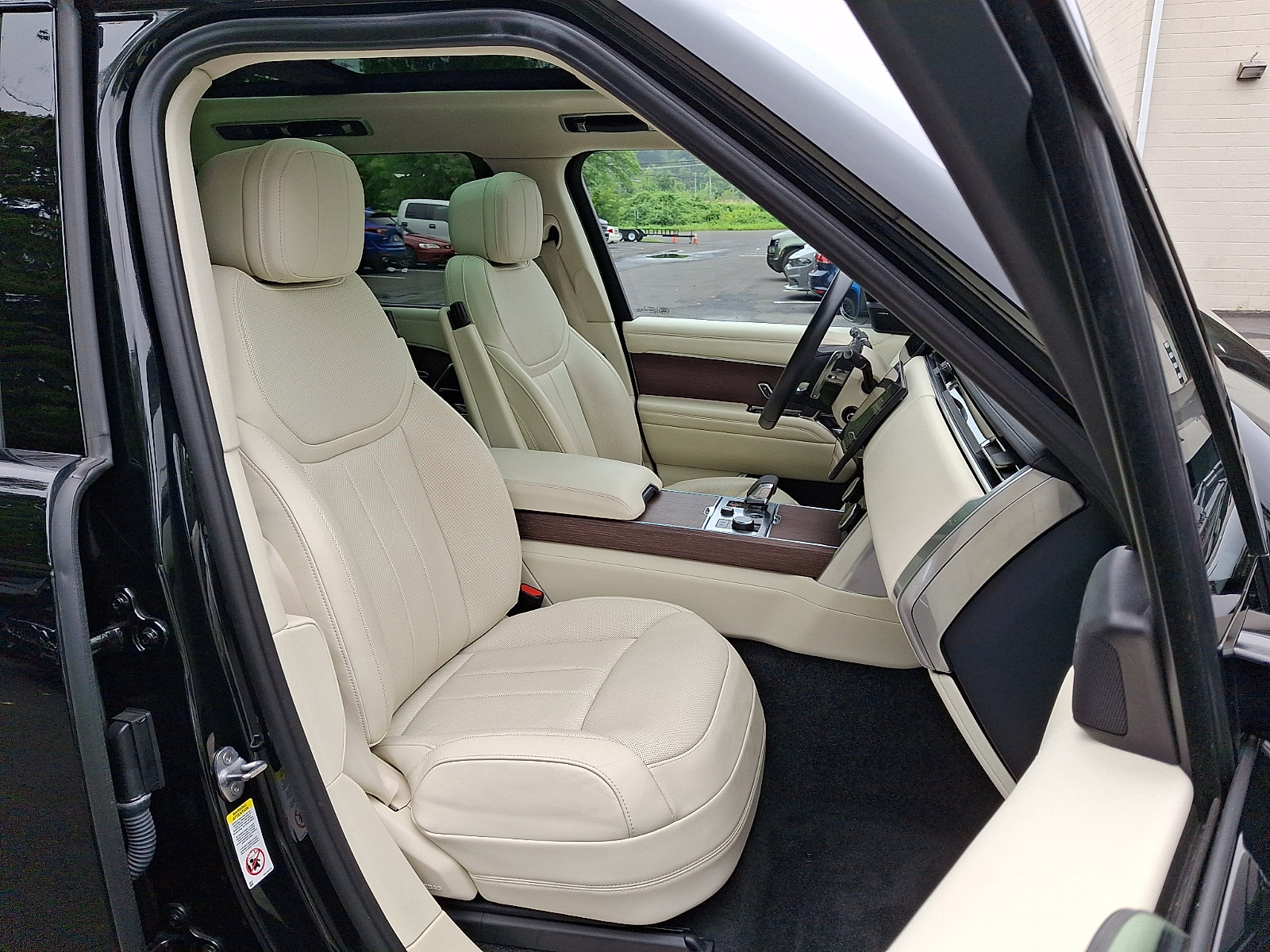 Used 2023 Land Rover Range Rover SE AWD/4WD image 3