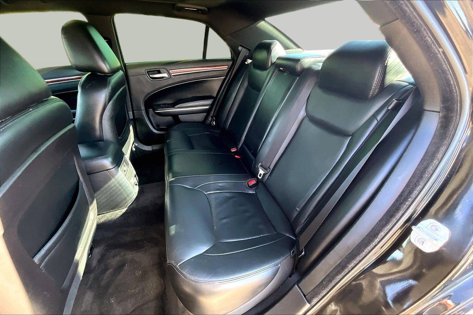 Used 2014 Chrysler 300 w/ Driver Convenience Group RWD image 23