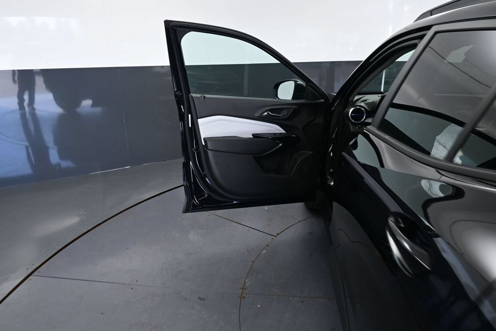 Used 2025 Chevrolet Trax LT FWD image 23