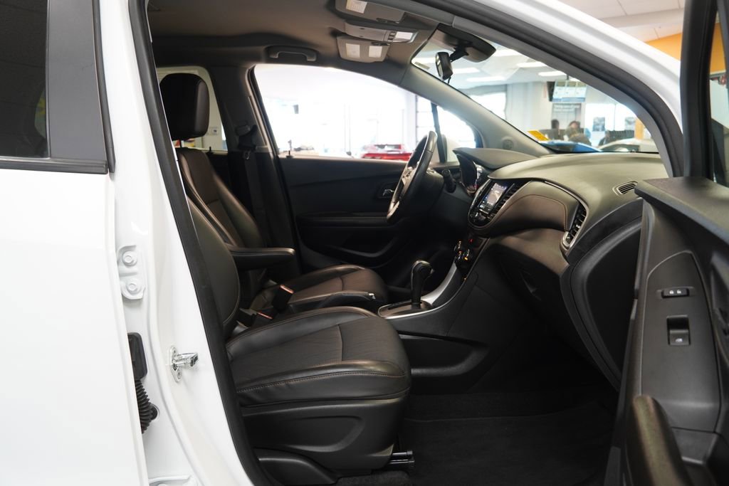 Used 2022 Chevrolet Trax LT w/ LT Convenience Package image 24
