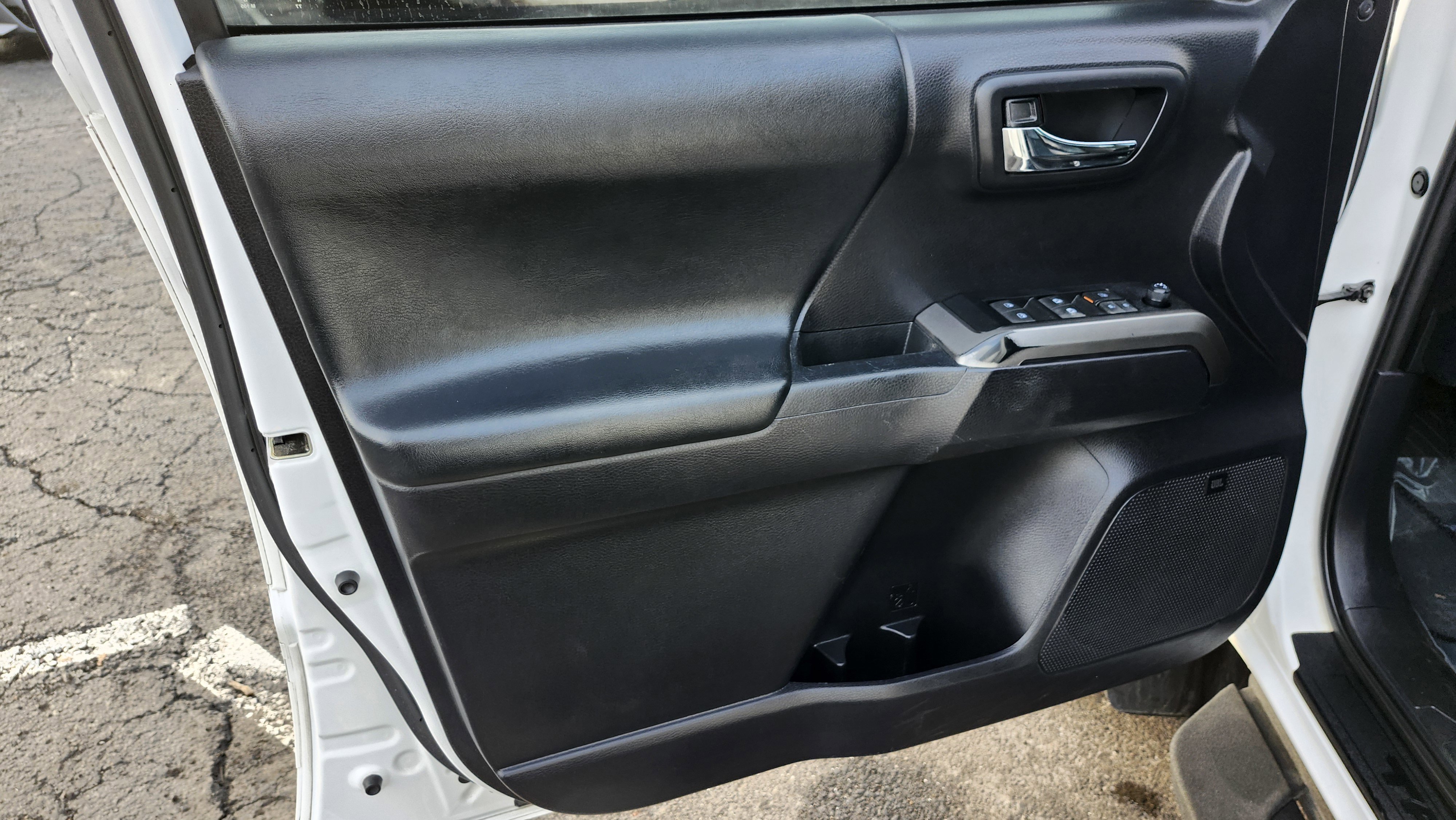 Used 2020 Toyota Tacoma Limited image 27